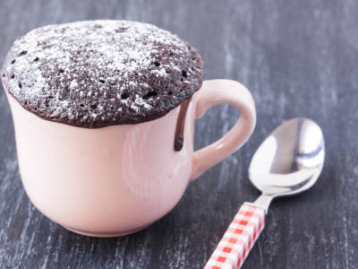 Mug cake: prepariamo il super dolcetto facile e veloce cotto al microonde!