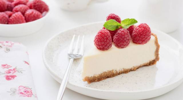 La cheesecake alla ricotta è uno di quei dolci freddi che proprio dovete saper fare: vediamo come!