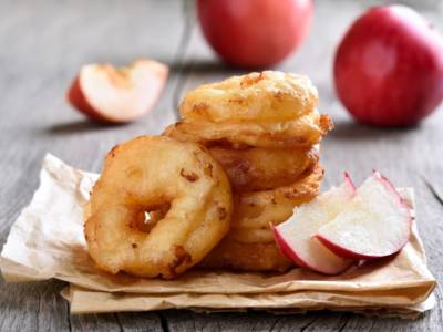 Scopri come preparare le frittelle di mele: la ricetta classica e al forno