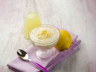 Golosa, fresca e facile da preparare: è la mousse al limone