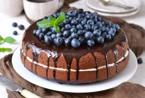 Torta furba al cioccolato con mirtilli