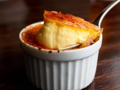 Crème brulée: il delizioso dessert francese dalla sottile crosticina caramellata