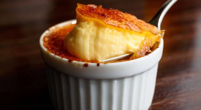 Crème brulée: il delizioso dessert francese dalla sottile crosticina caramellata