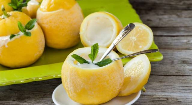 Limoni ripieni dolci: la ricetta per un dessert freschissimo!
