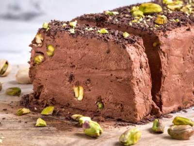 Torta semifreddo al cioccolato con pistacchio croccante: una gioia per il palato!