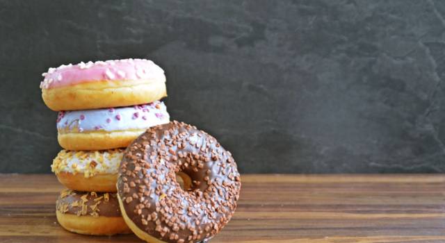 Soffici e coloratissimi: oggi prepariamo i donuts dolci!