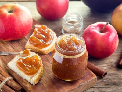 Perfetta da spalmare sul pane o per arricchire crostate e torte: è la marmellata di mele!