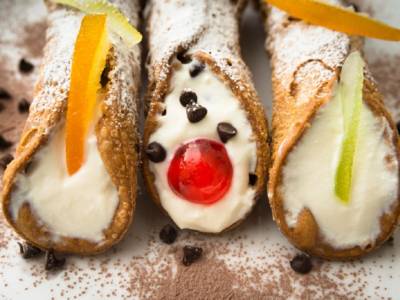 Cannoli siciliani, la ricetta veloce e tradizionale: da non perdere!