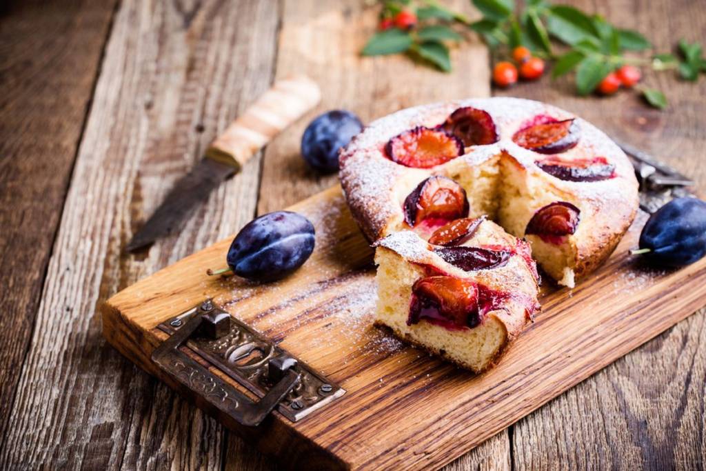 Genuina e soffice, come resistere alla torta di prugne?