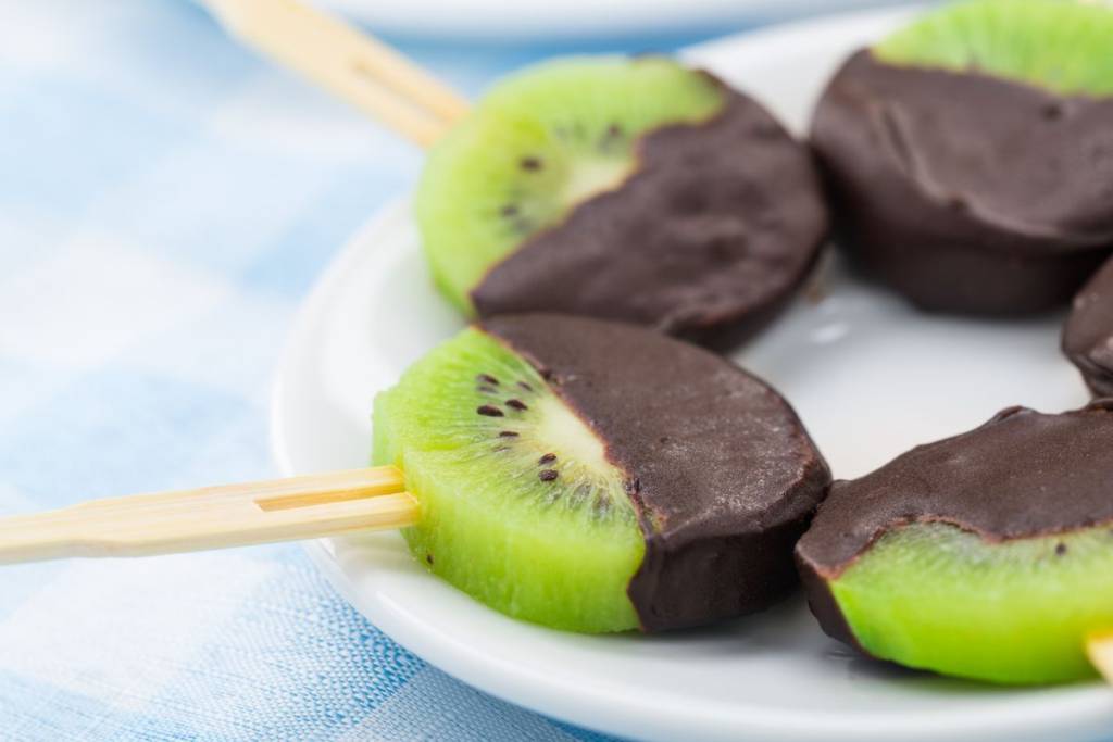 Kiwi al cioccolato su stecco