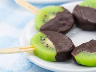 Zero idee per le merende dei bimbi? I kiwi al cioccolato su stecco sono un’ottima soluzione!