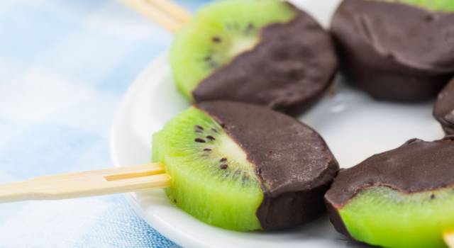 Zero idee per le merende dei bimbi? I kiwi al cioccolato su stecco sono un&#8217;ottima soluzione!