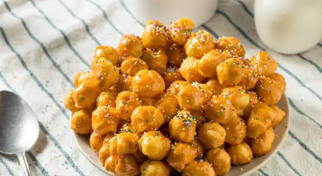 Struffoli La Ricetta Dei Golosi Dolci Natalizi Napoletani