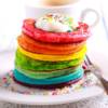 Sono così belli che è impossibile non incantarsi davanti ai rainbow pancake: ecco la ricetta!