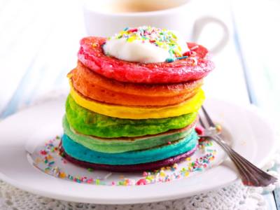 Sono così belli che è impossibile non incantarsi davanti ai rainbow pancake: ecco la ricetta!