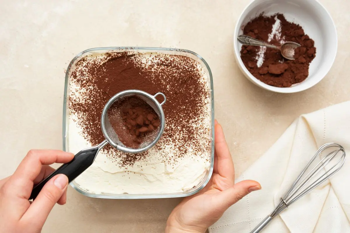 Spolverare con il cacao in polvere il tiramisù