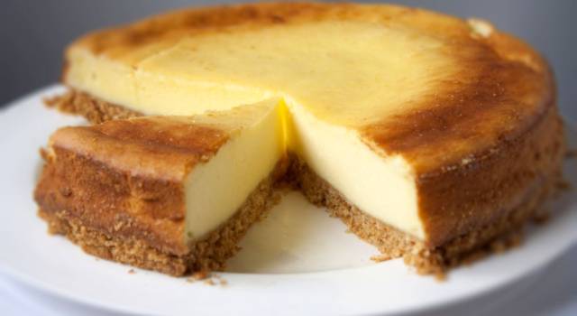 Cheesecake al Philadelphia: scopri le due varianti con e senza cottura