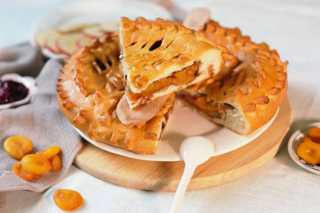 crostata chiusa con albicocche