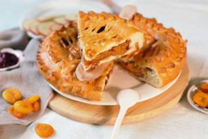 crostata chiusa con albicocche