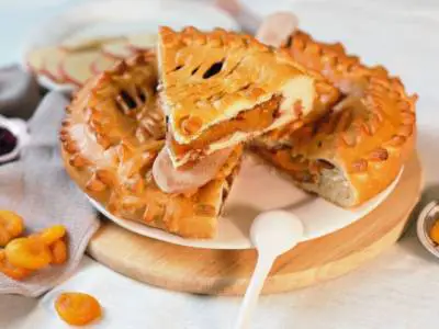 crostata chiusa con albicocche