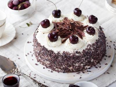 Torta foresta nera: un dolce libidinoso carico di ciliegie, crema chantilly e cioccolato!