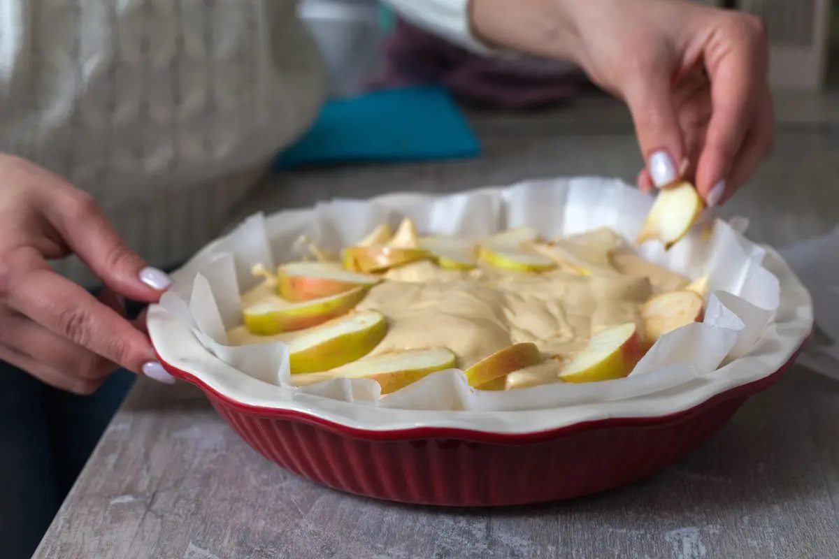 Decorare la torta prima della cottura con le mele