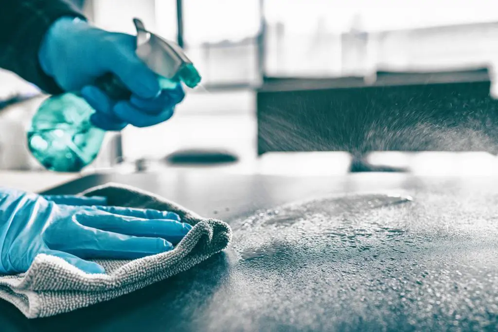 Disinfettare le superfici