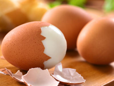 Come sgusciare le uova sode senza romperle? La guida di cui non sapevate di avere bisogno