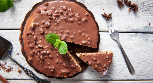Torta Daim dell&#8217;Ikea: l&#8217;irresistibile dolce con mandorle e cioccolato da preparare anche a casa
