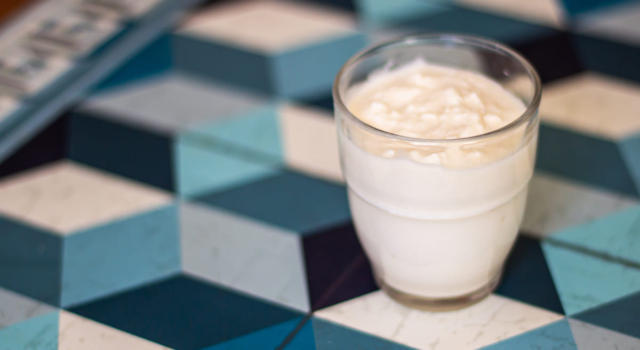 Yogurt scaduto: cosa fare? Si può mangiare? La guida per ridurre gli sprechi