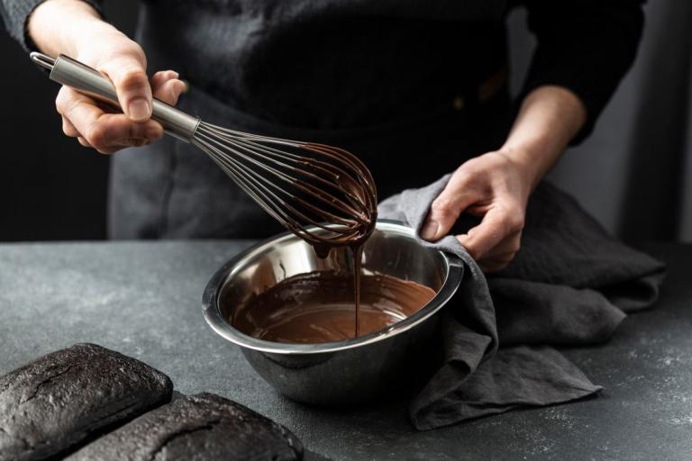 Come sciogliere il cioccolato: tecniche e tempi corretti