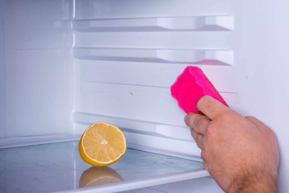 pulire il frigo con il limone