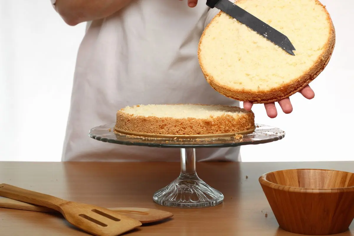 Tagliare il pan di Spagna per assemblare la torta