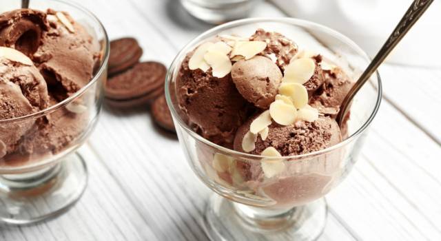 Preparate in poco tempo un golosissimo gelato alla Nutella, con e senza gelatiera