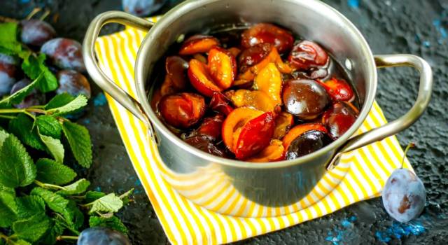 Prugne cotte: la ricetta facile e aromatizzata con i frutti di stagione!