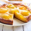 Torta con pesche sciroppate