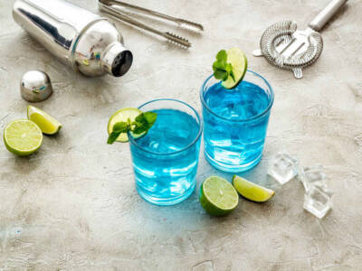 Prepariamo un paradisiaco e azzurrissimo blue lagoon cocktail
