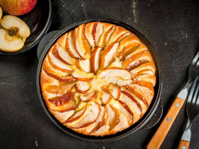 La torta di mele in padella è pronta in pochi minuti!