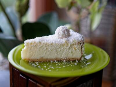 Ispirata ai famosi cioccolatini al cocco, vi presentiamo la cheesecake Raffaello!