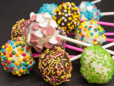 Coloratissimi e buonissimi, prepariamo i cake pops!