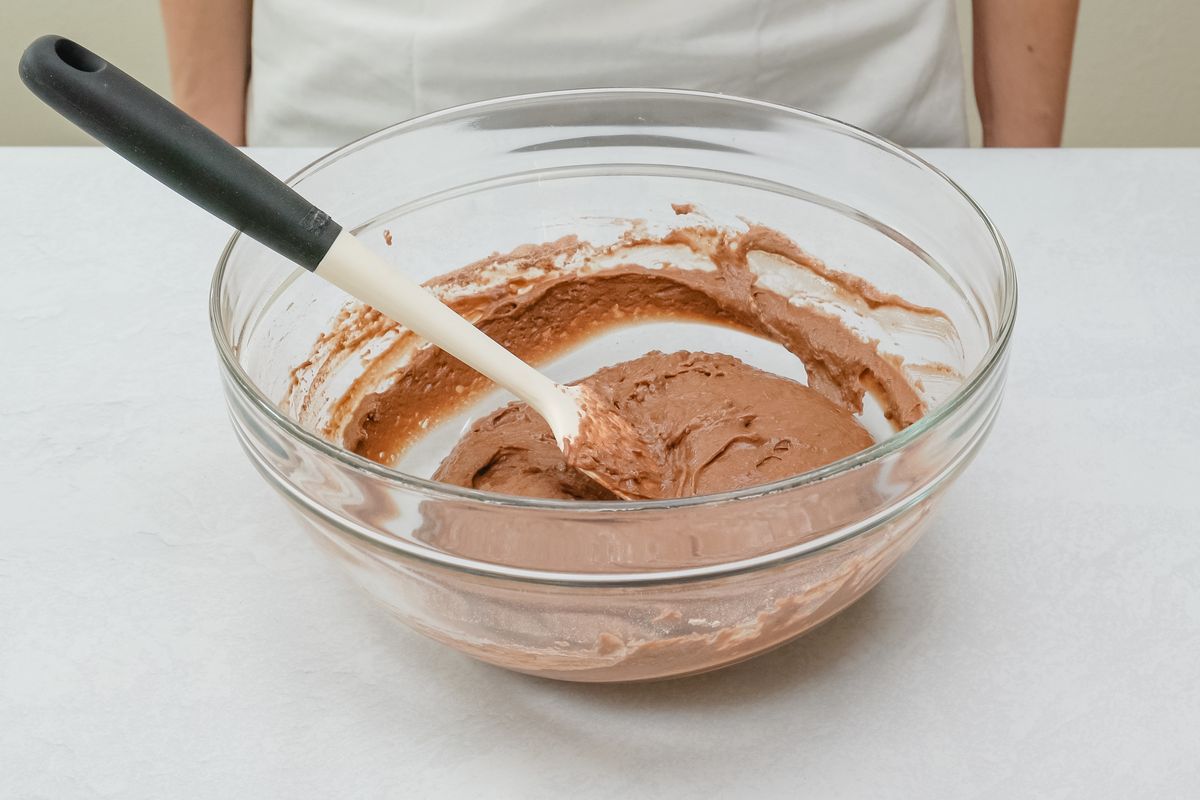 Mescolare la crema chantilly al cioccolato