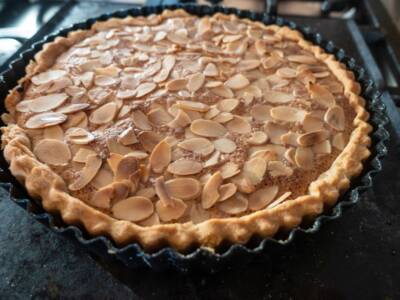 Torta Bakewell, la crostata inglese con marmellata e crema frangipane