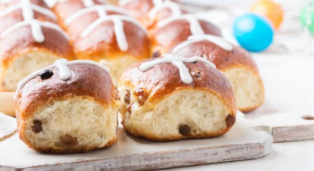 Hot cross buns senza glutine: un&#8217;idea per un dolce pasquale tradizionale
