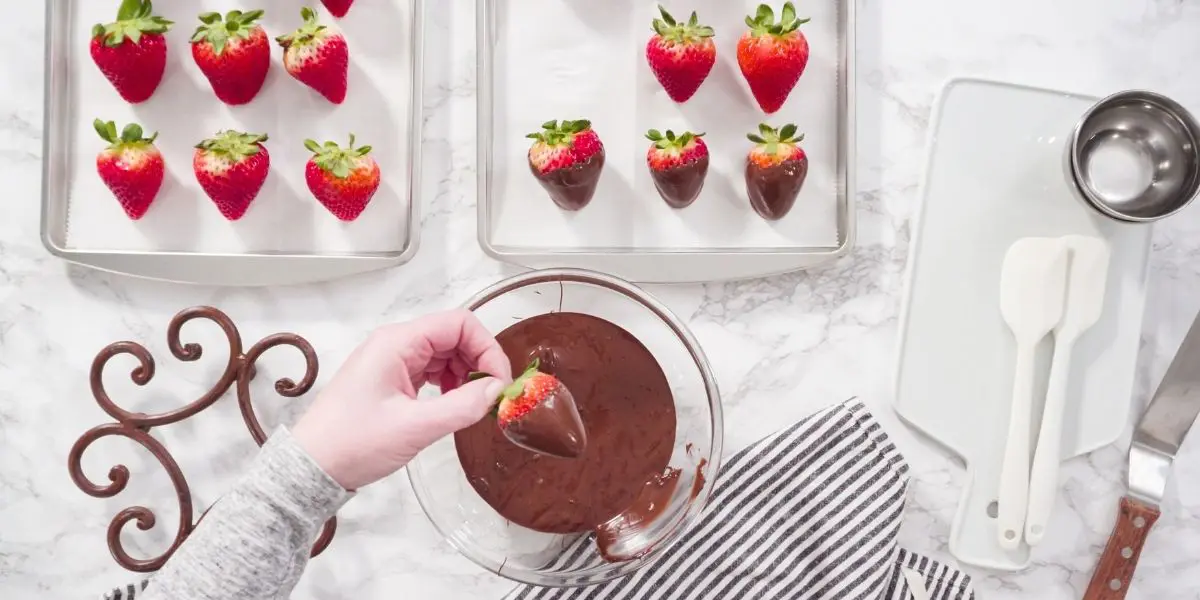 Fragole immerse nel cioccolato