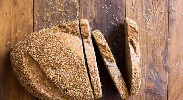 Soffice e fragrante, ecco il pane con farina di riso e riso soffiato