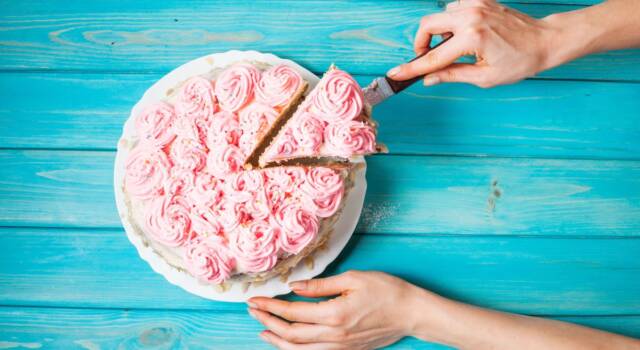 Guida completa su come tagliare una torta, senza errori