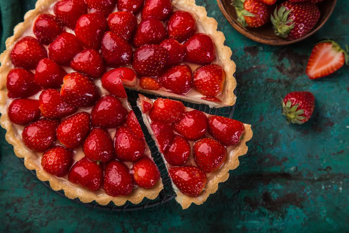 Crostata alle fragole con crema al cioccolato bianco