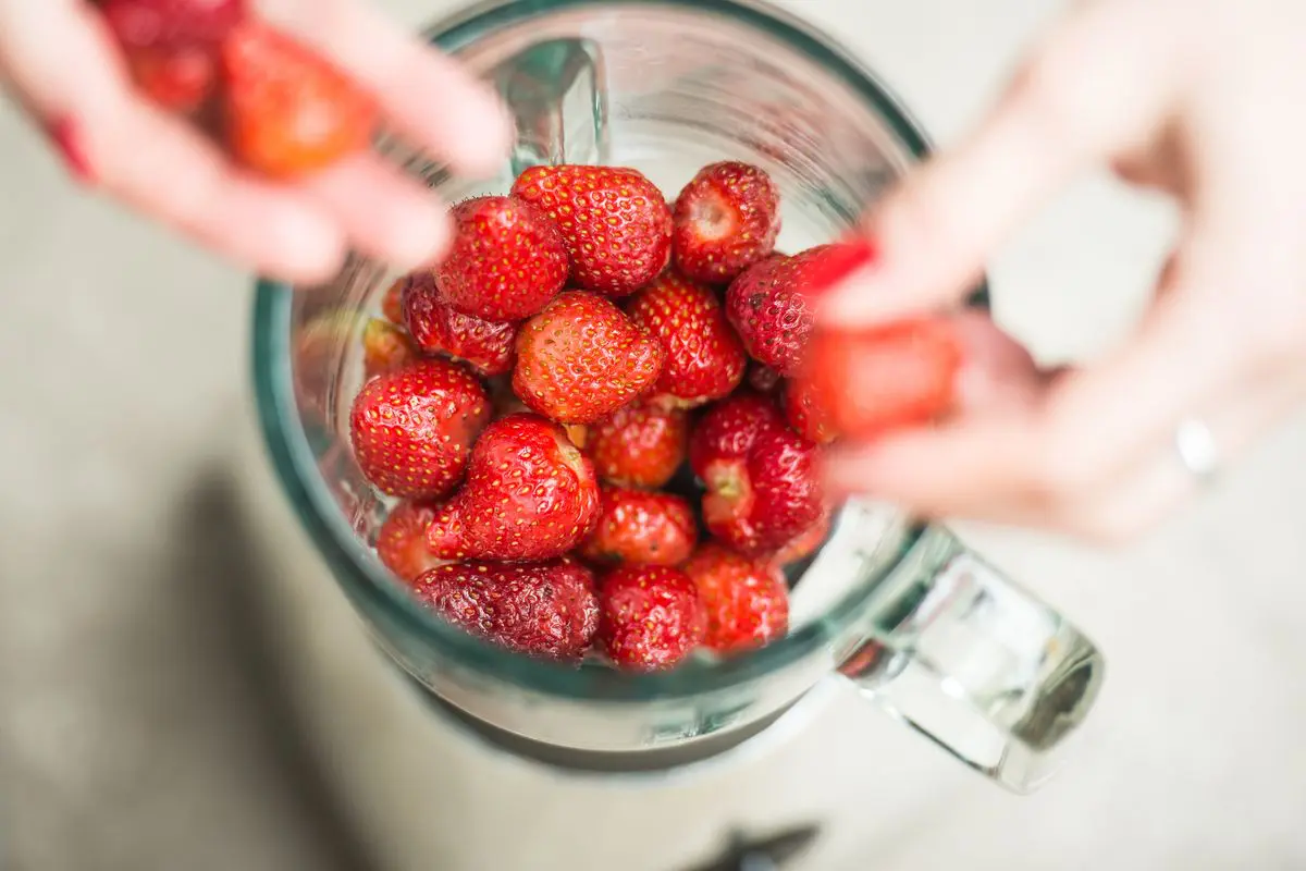 Preparazione della purea di fragole