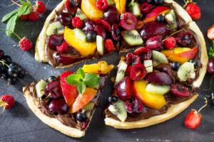 Pizza dolce con frutta e nutella