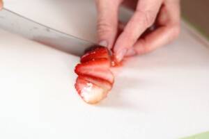 Tagliare le fragole a ventaglio